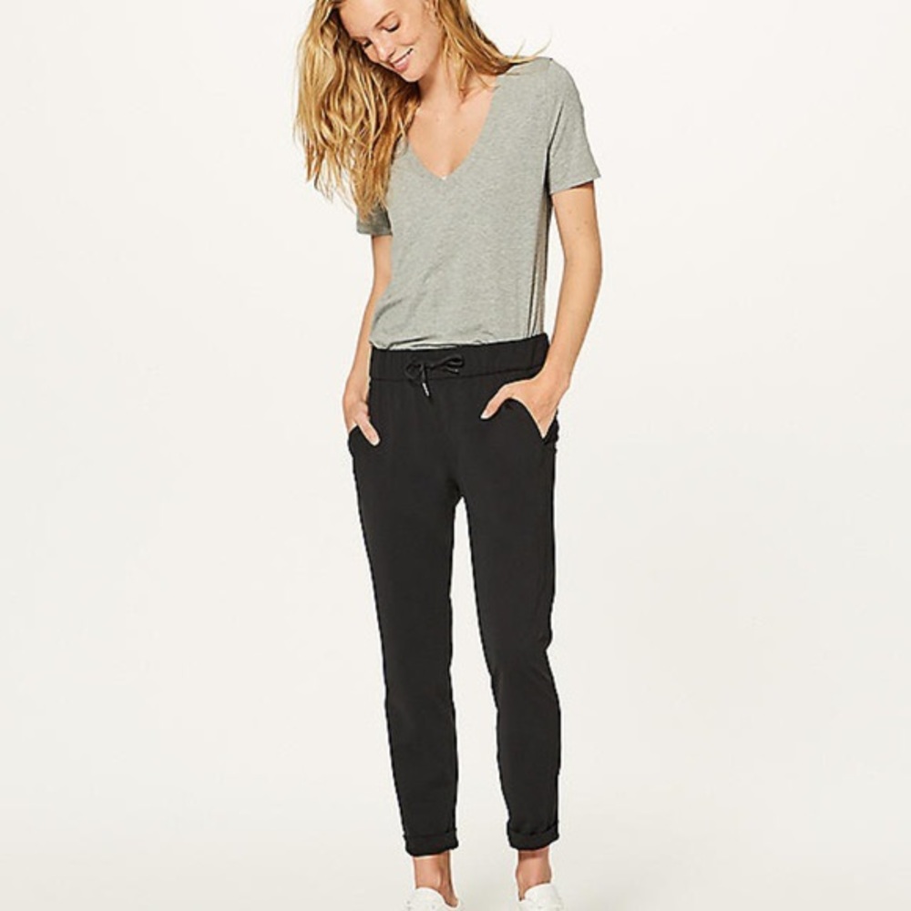 Lululemon On the fly 7/8 pants. Size 6.